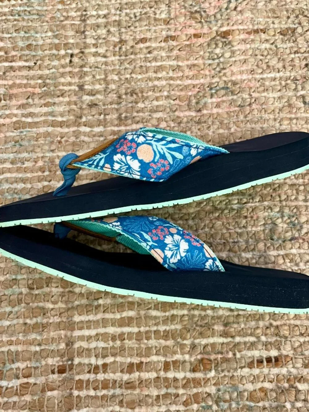 Women's Maine Isle Flip-Flops, Woven Print Blue Water Hibiscus Size 6 NWOT